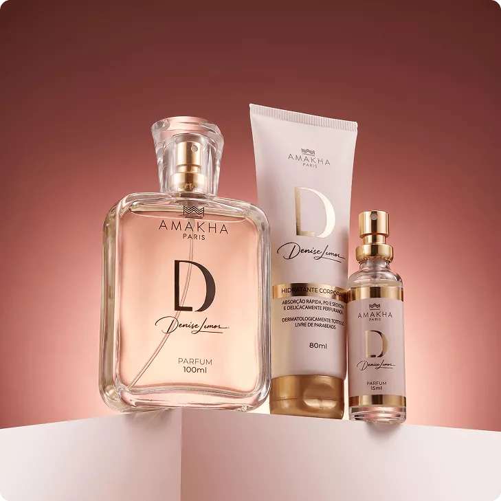 Kit Denise Lemos da Amakha Paris com perfume de 100ml, hidratante corporal e perfume de bolso sobre fundo rosado