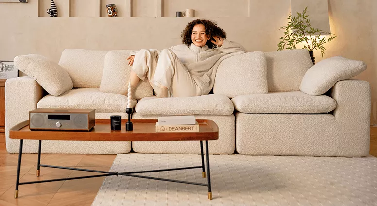 Mulher sentada confortavelmente em sofá