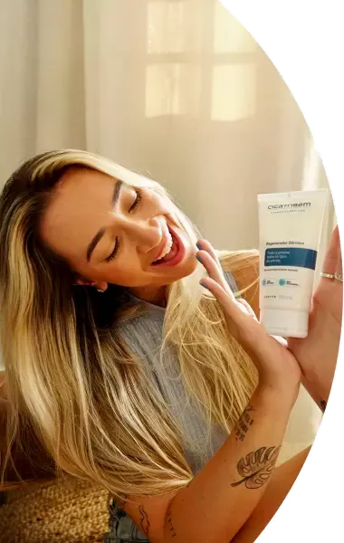 Mulher com produto na mao