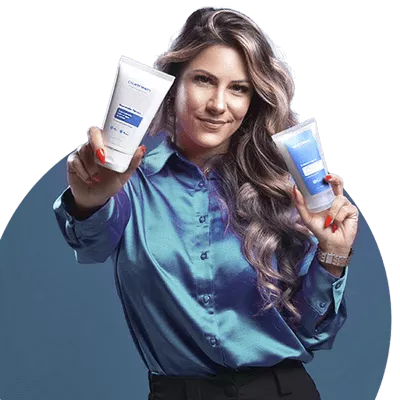 Modelo segurando dois produtos