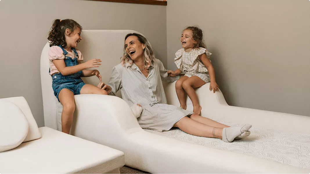 Mulher e crianças em sofá confortável