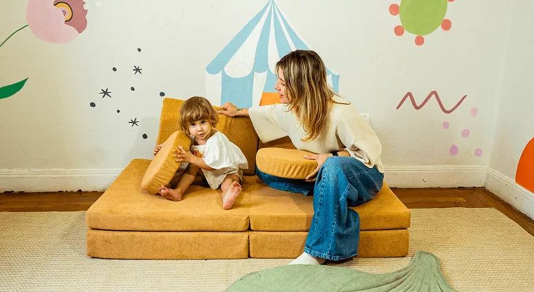 Mulher e criança em sofá confortável