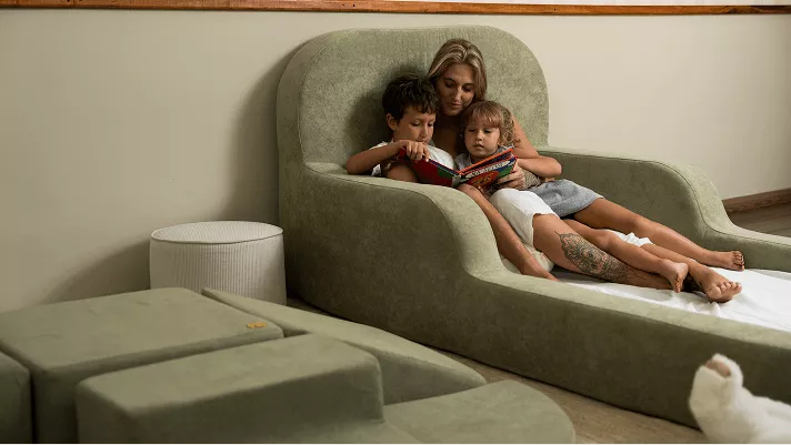 Mulher e crianças em sofá confortável