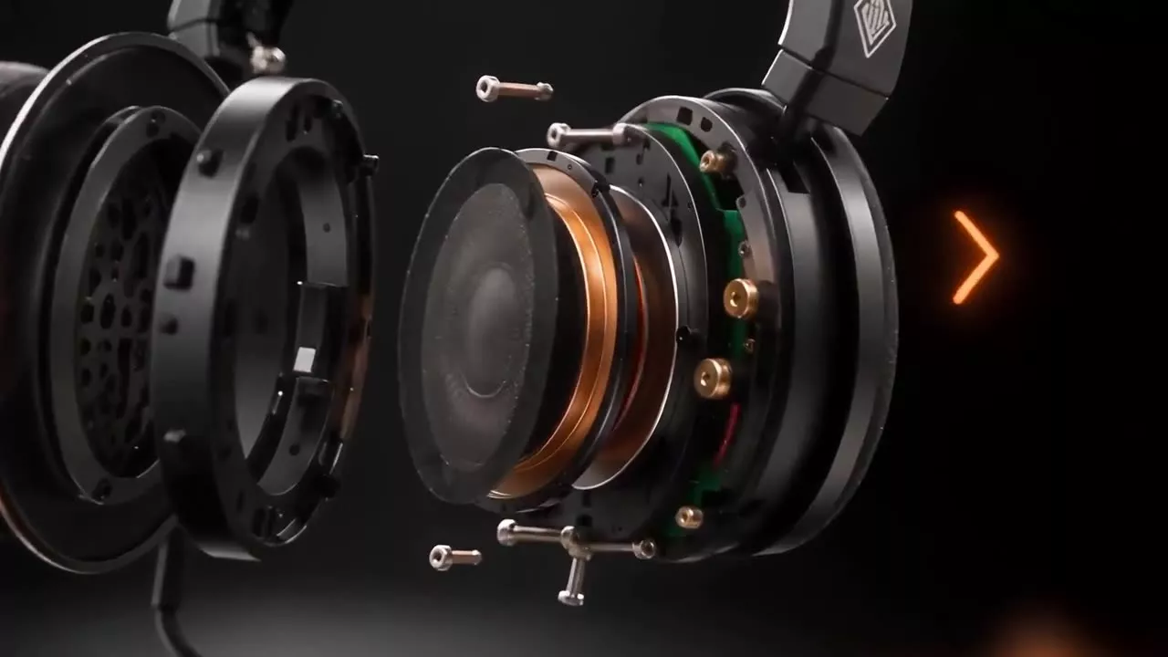 Fone de ouvido Sennheiser desmontado mostrando suas peças internas