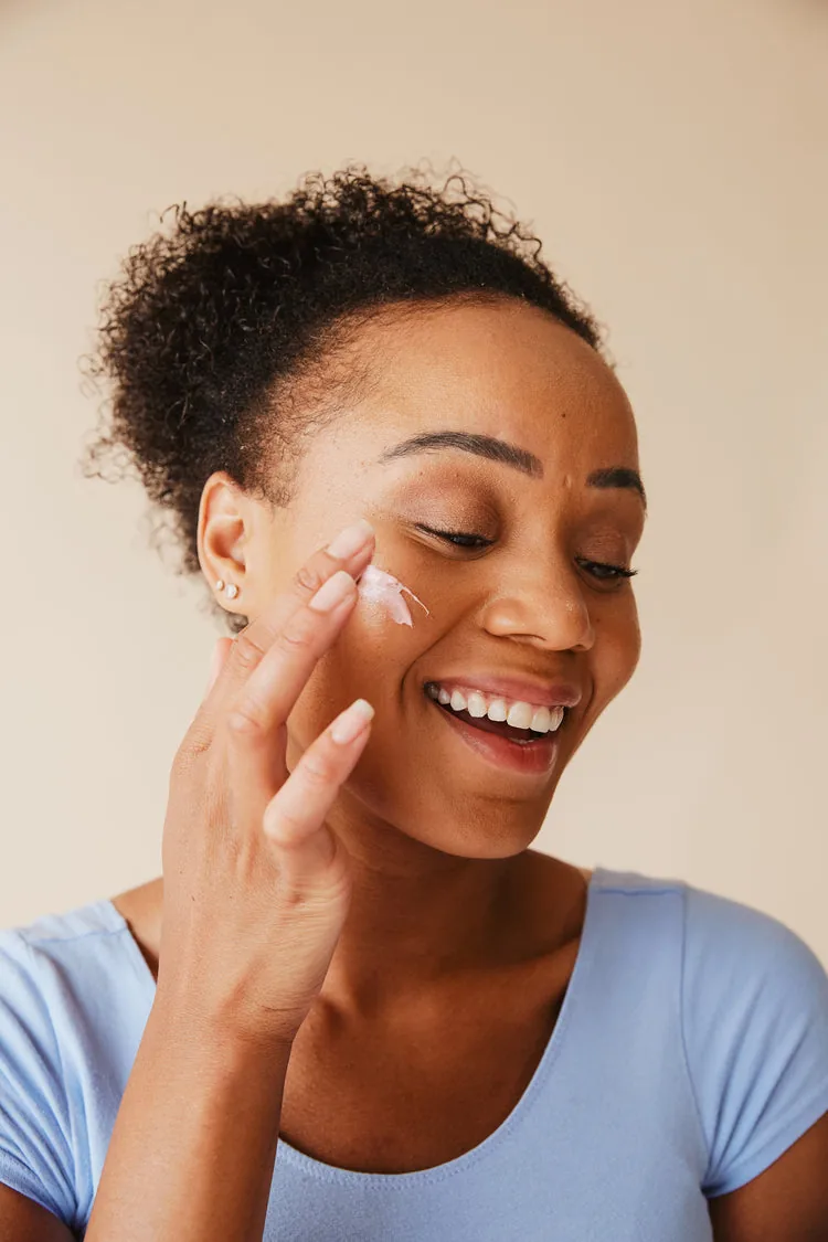 Mulher sorrindo aplicando cuidados diários da Nemawashi