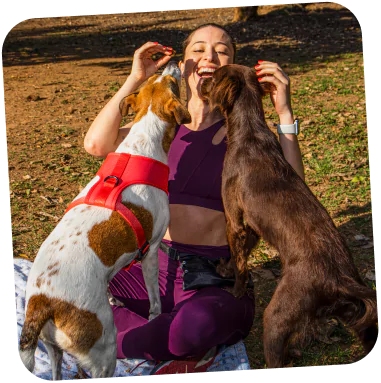 imagem de uma mulher com dois cachorros.