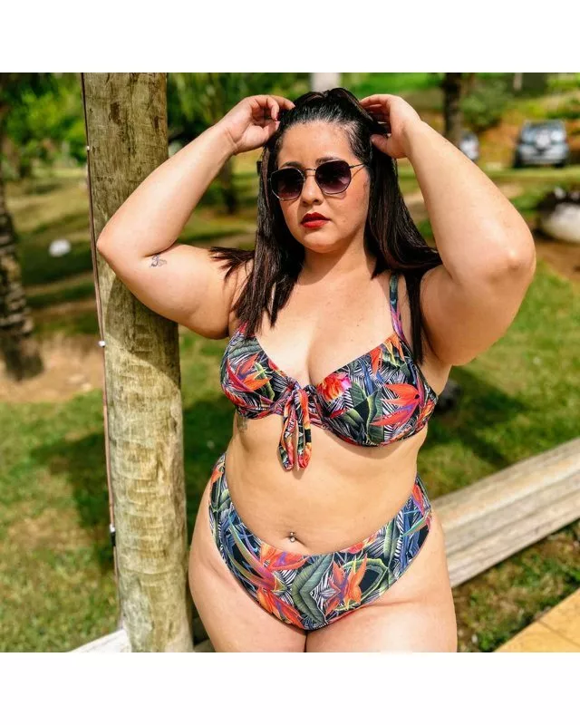 Biquíni plus size da linha praia