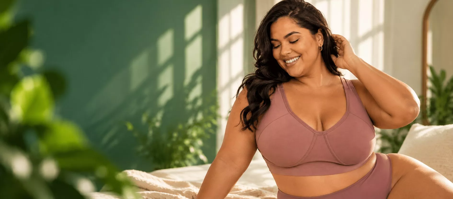 Mulher plus size sorrindo usando conjunto de lingerie Recriar em tom rosé