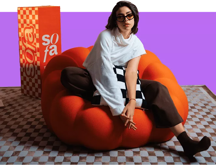 Mulher sentada em sofá confortável